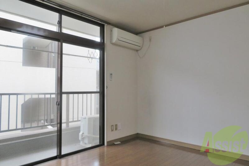 居室・リビング　開放的で落ち着いた感じのお部屋になってます。