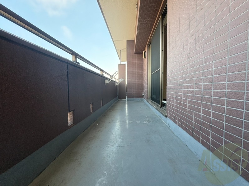 バルコニー　バルコニーは幅があり、広い印象を受けました。