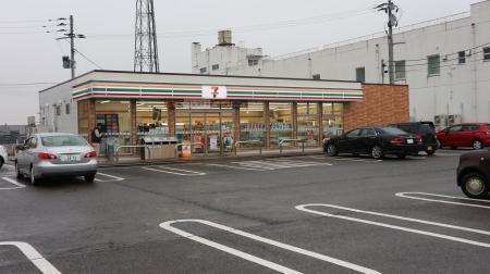 コンビニ　セブンイレブン（コンビニ）まで575m