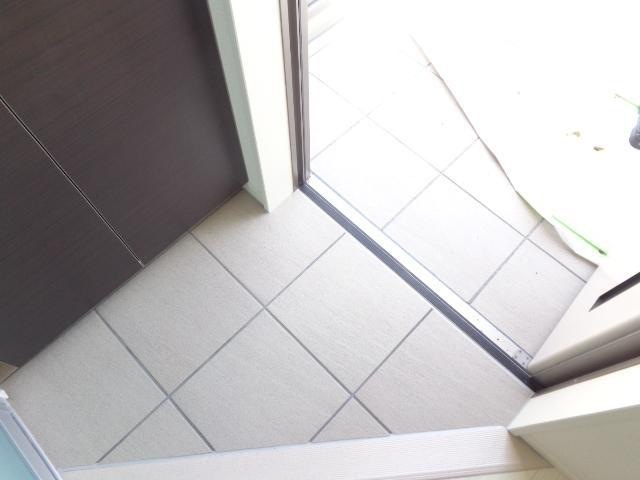 玄関　同施工会社の参考写真です。