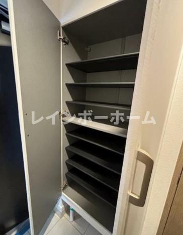 玄関　※同物件別部屋参考写真
