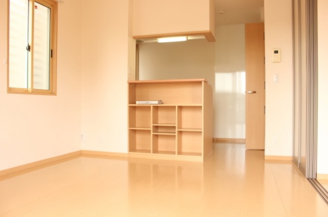 居室・リビング　角部屋で窓が多く、通風良好。