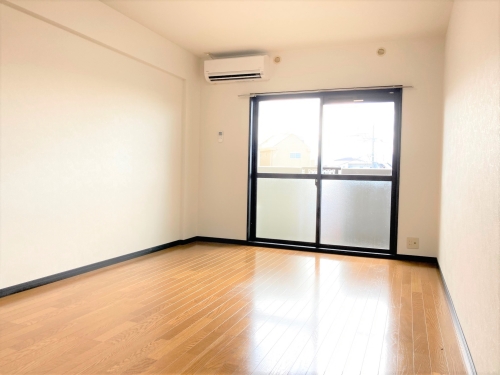 居室・リビング　同タイプの部屋です。現況を優先いたします。