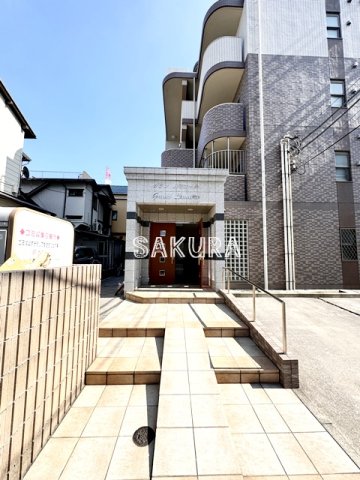 エントランス　重厚感のある建物デザイン♪