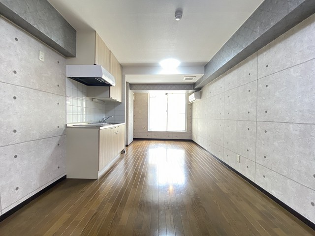 居室・リビング　南向き洋室12帖☆バルコニーに繋がるお部屋です！エアコン付き