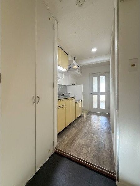 玄関　※写真は別号室です。