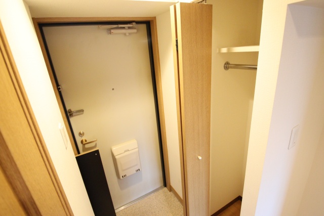 玄関　※別号室の参考写真のため現況優先です。