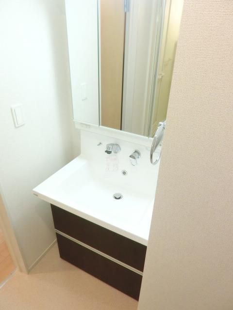洗面設備　忙しい朝に嬉しい独立洗面台です