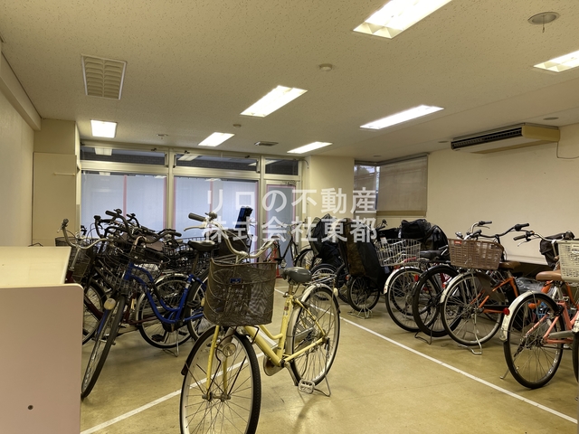 その他共有部分　雨の日でも安心して止められる屋内駐輪場です♪