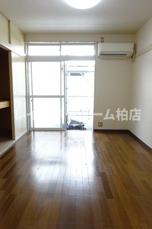 居室・リビング　こちらの居間で趣味の時間をお楽しみください