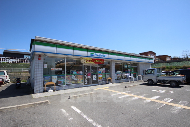 コンビニ　ファミリーマート　木津川台駅前（コンビニ）まで1084m