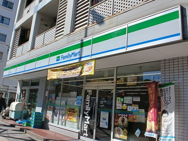 コンビニ　FamilyMart（コンビニ）まで231m