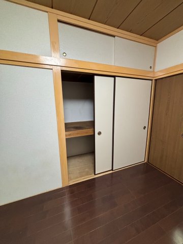 収納　一間分の押入付きです。天袋もございます♪