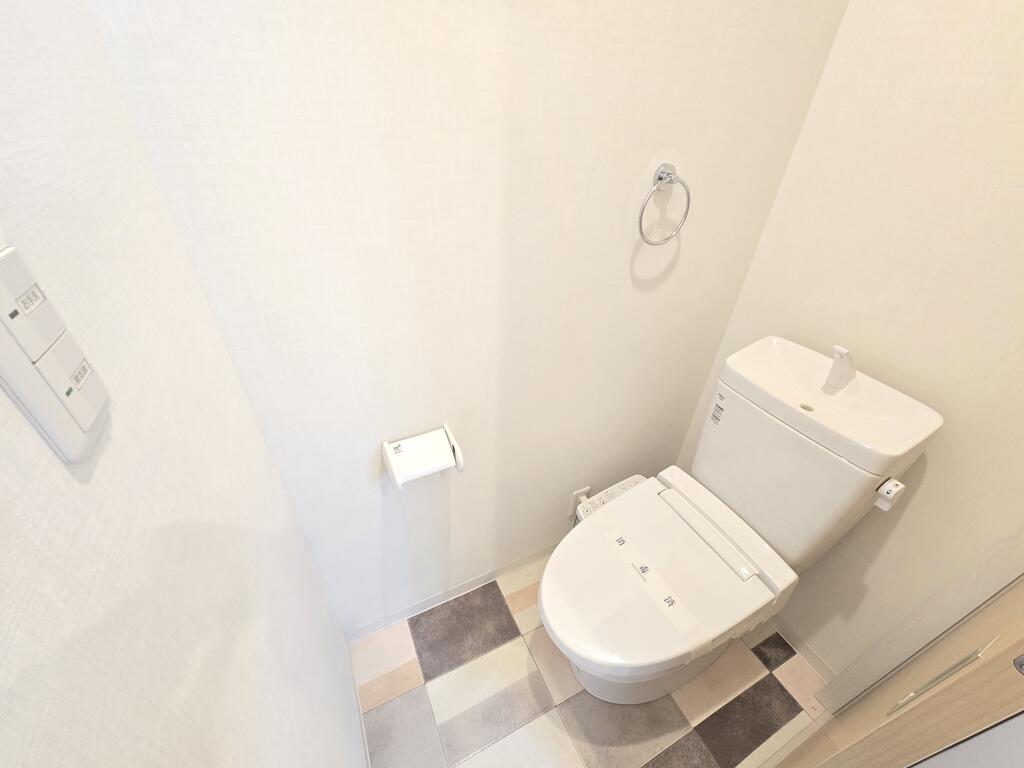 トイレ　トイレの上に棚があって便利♪