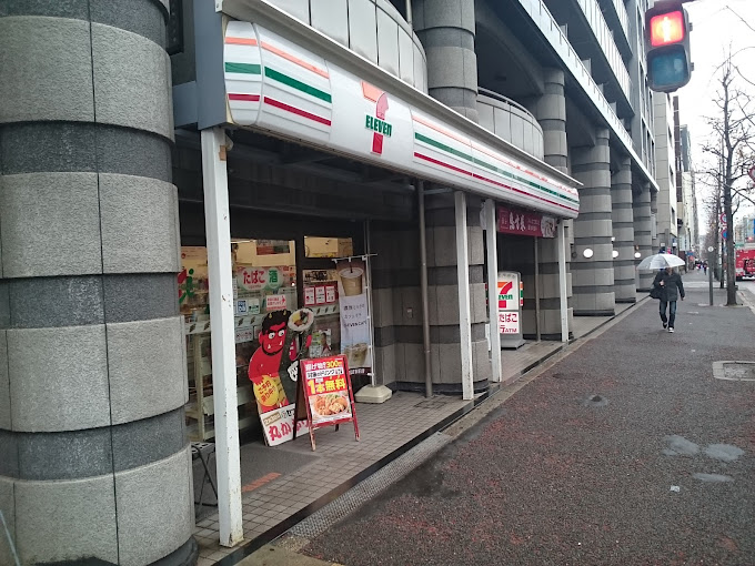 コンビニ　セブンイレブン 京都烏丸高辻店（コンビニ）まで90m