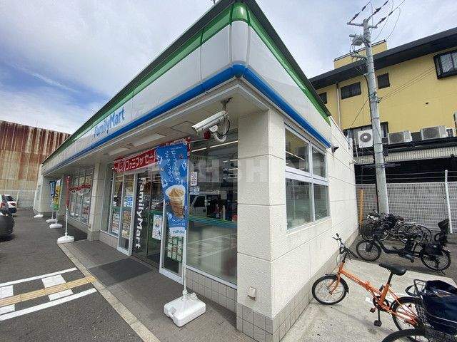 コンビニ　ファミリーマート（コンビニ）まで243m