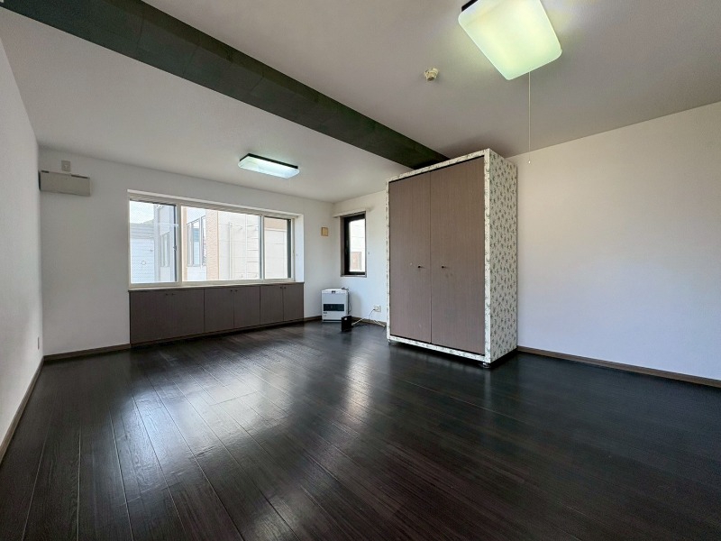 居室・リビング　木目のフローリングは落ち着きのある印象のお部屋になりますね。