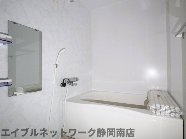 バス・シャワールーム　落ち着いた空間のお風呂です