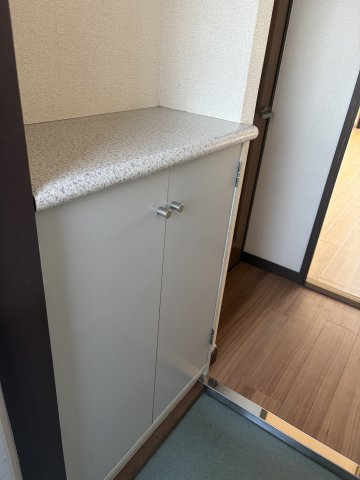 玄関　上部はカウンターとなっております。