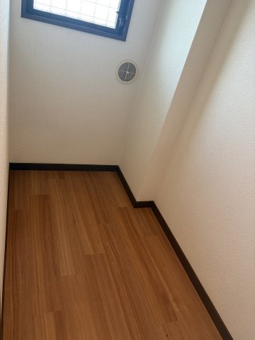 その他　下足入れの奥に広い収納があります。高さがあるので荷物が多い方