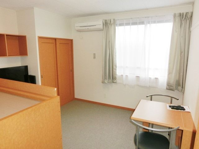 その他部屋・スペース　明るいお部屋。カーテンや照明もあるのでバッグ１つでご入居で…