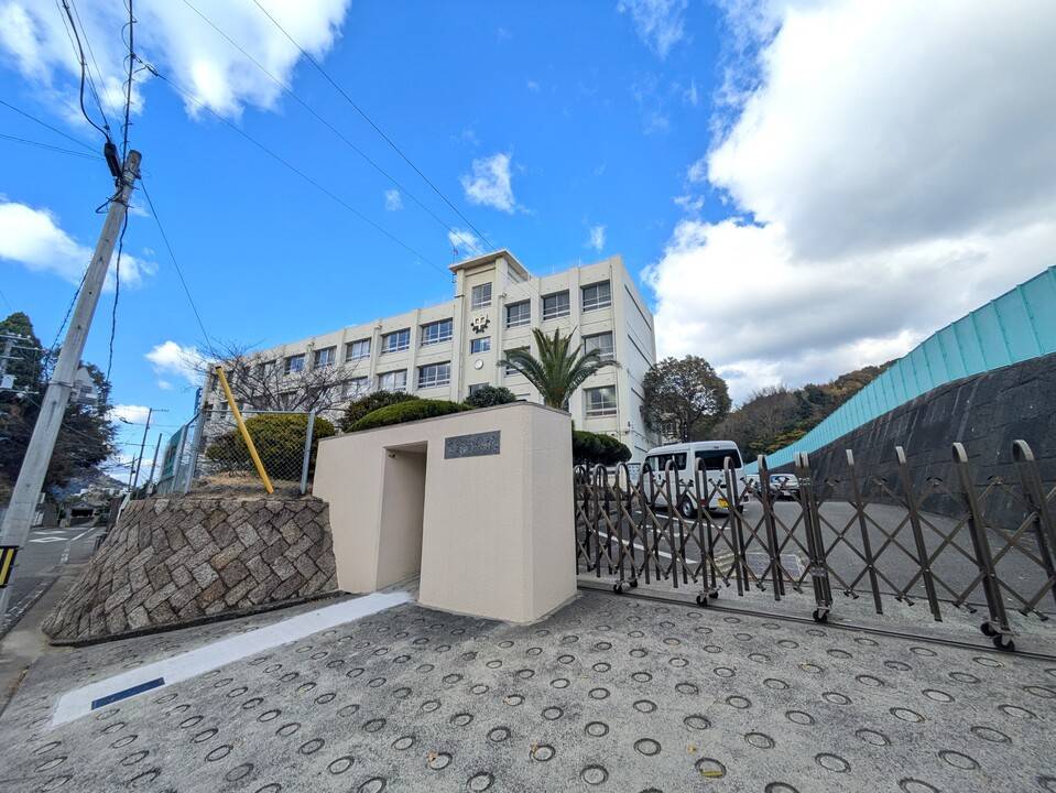 中学校　高浜中学校（中学校）まで1280m