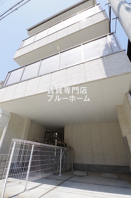 建物外観　鉄骨造3階建ての物件！