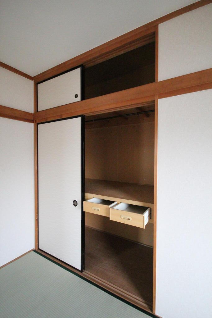 収納　広い天袋収納と小物入れ付