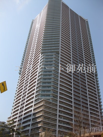 建物外観　常駐管理・プール・バー・スカイラウンジ・エステ・カフェ完備。
