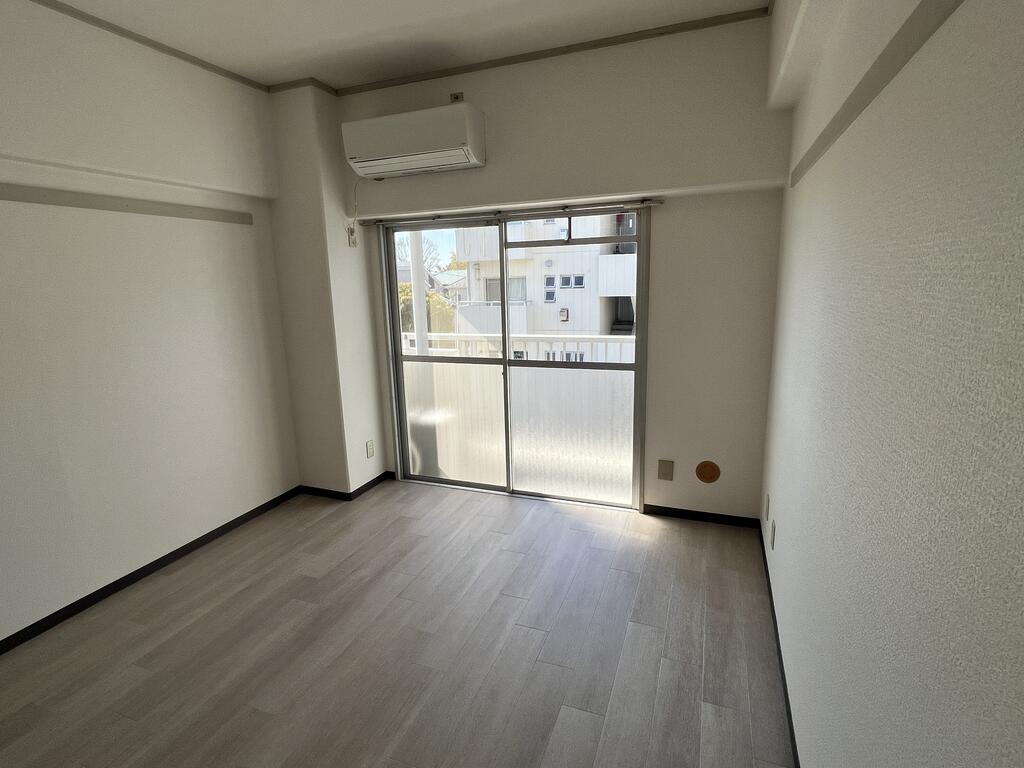 居室・リビング　部屋により内装状況が変わります。