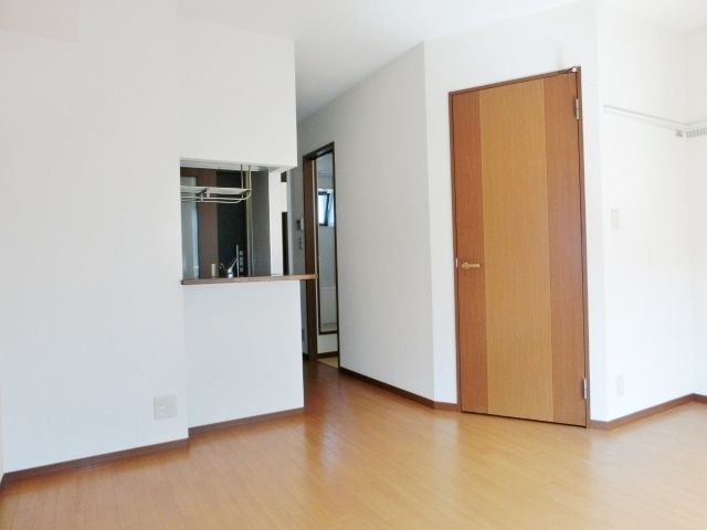 その他部屋・スペース　窓が多く風通しの良いお部屋です。