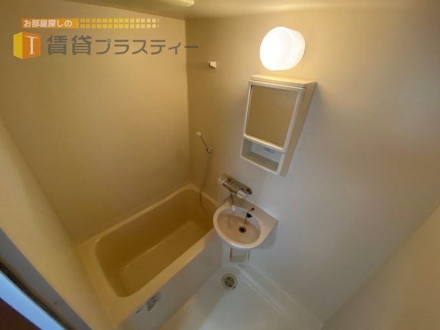 バス・シャワールーム　洗面台付きのお風呂タイム。
