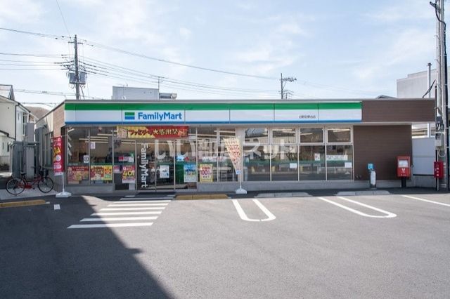 コンビニ　ファミリーマート（コンビニ）まで738m