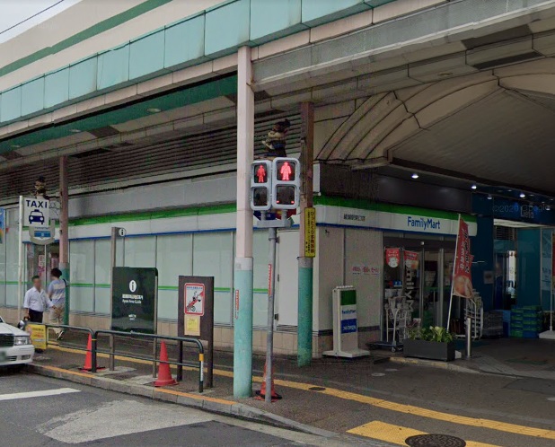 コンビニ　ファミリーマート 綾瀬駅東口店（コンビニ）まで79m