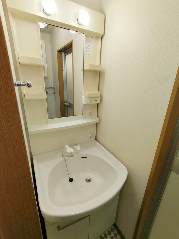 洗面設備　朝の身支度に便利な洗面台です♪