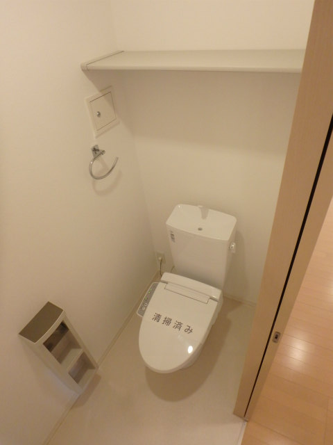 トイレ　温水洗浄機能付きです！上部に棚も付いています