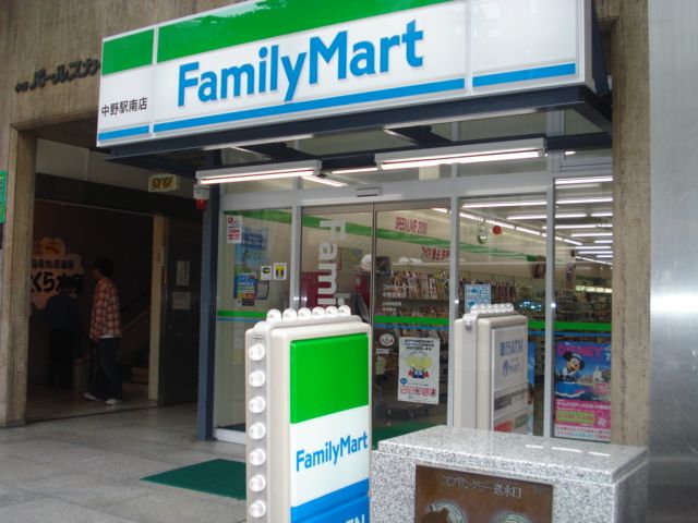 コンビニ　ファミリーマート（コンビニ）まで140m