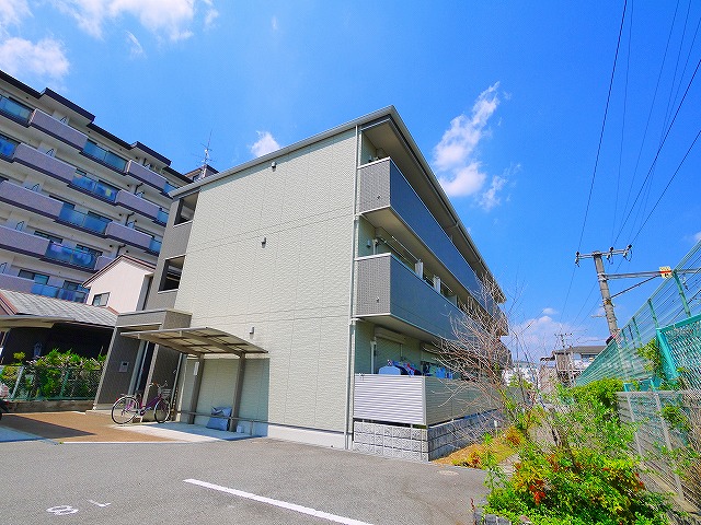 建物外観　まだまだ築年数も新しくキレイな外観です