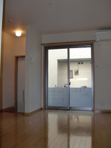 居室・リビング　落ち着いた色合いの床材を使用した居住空間です。