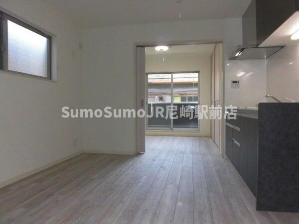 クリエオーレ福駅前の居間写真