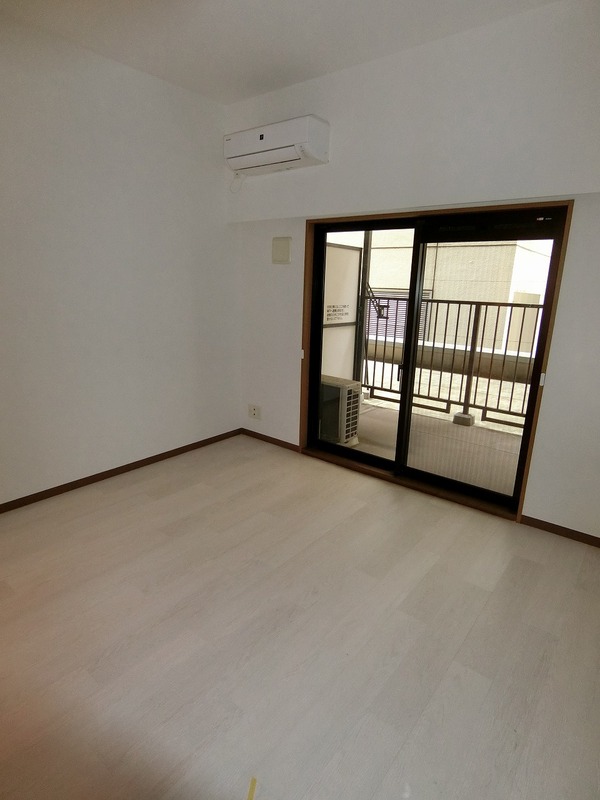居室・リビング　落ち着いた色合いの床材を使用した居住空間です。