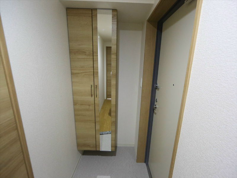 玄関　玄関　シューズボックス　姿見鏡付き（収納充実してます）