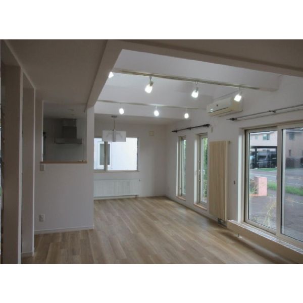 屯田8-10戸建の居間写真