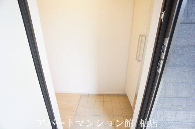 ラヴィアンローズCの玄関写真