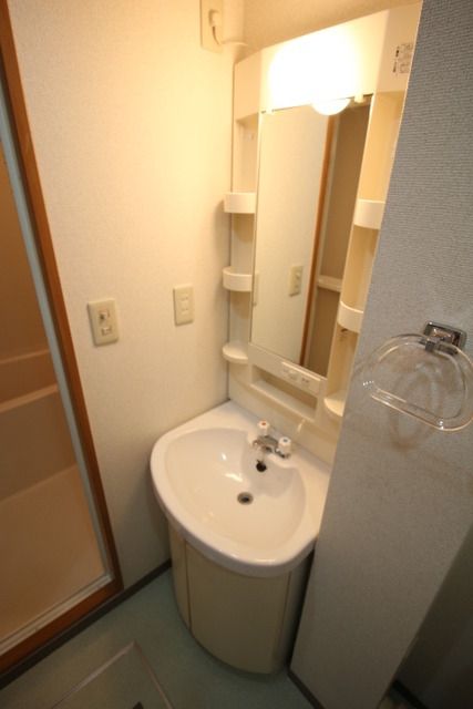 洗面設備　朝も便利な独立洗面台