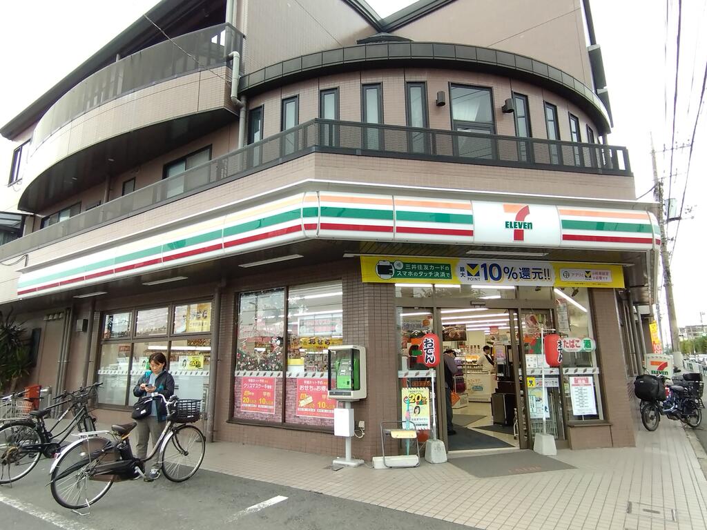 コンビニ　セブンイレブン足立島根店（コンビニ）まで365m