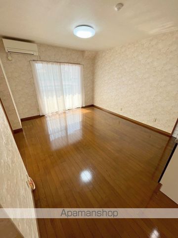 ティナ大塚の居間写真