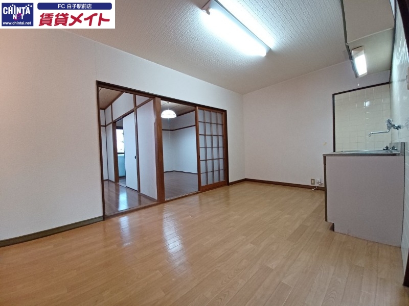 居室・リビング　別部屋反転写真です