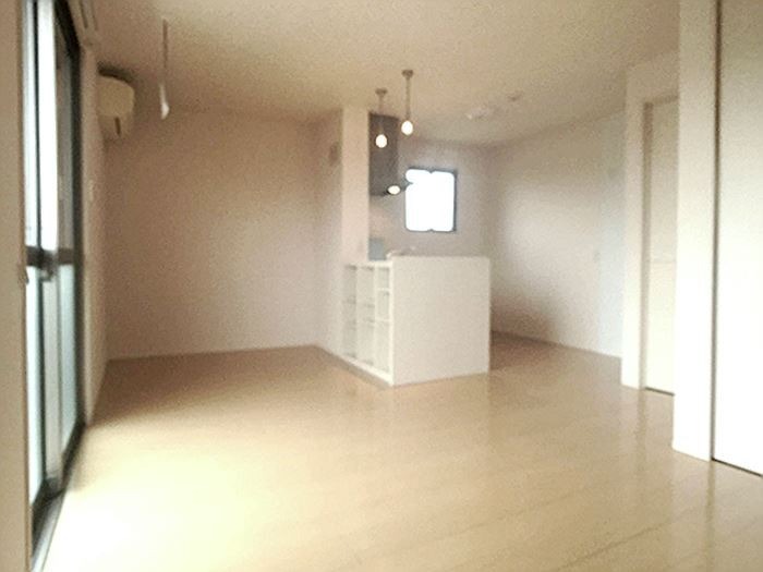 ロイヤルガーデン岡之郷 Aの居間写真