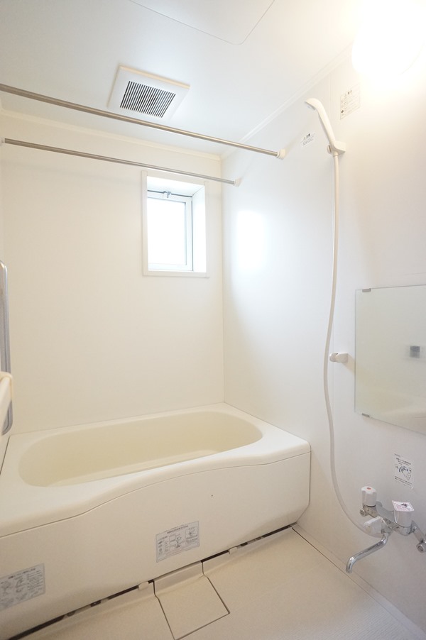 バス・シャワールーム　追い焚き機能付き給湯！換気窓あります！
